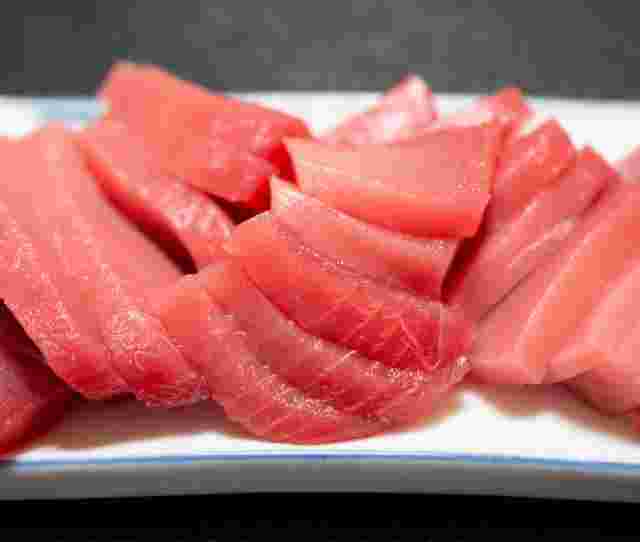 皿に乗ったマグロの刺身