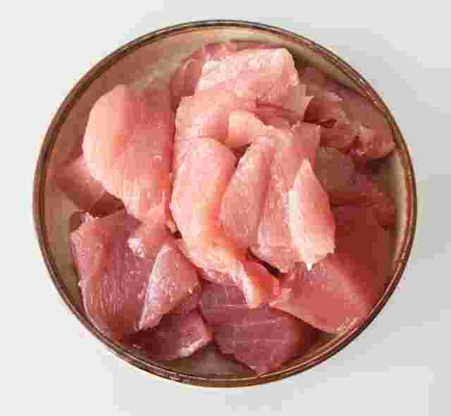 皿に盛られたマグロの刺身