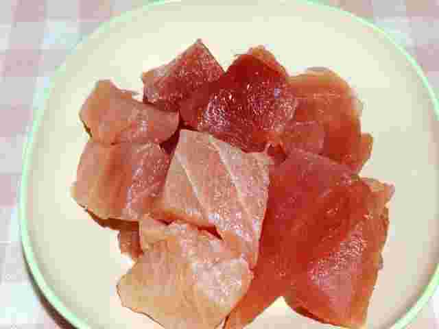 皿に盛られたマグロの刺身