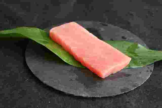 マグロ漬けを作るマグロの柵