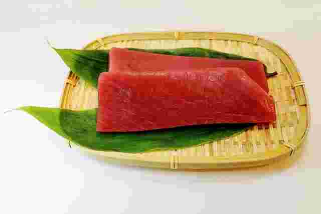 マグロ漬けのためのザルに乗ったマグロの柵