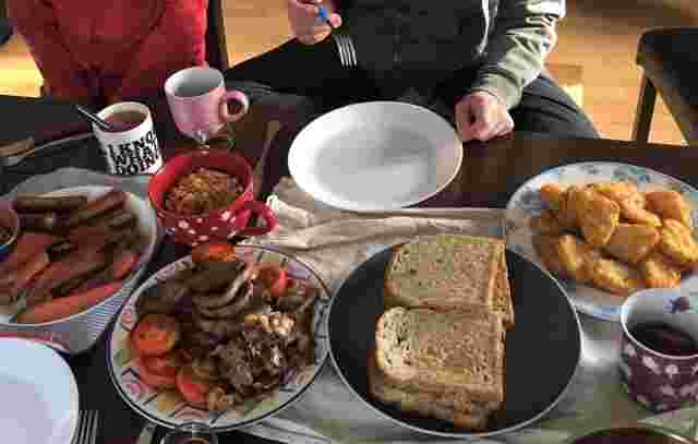 まずいといわれているイギリス料理を食べようとする男性