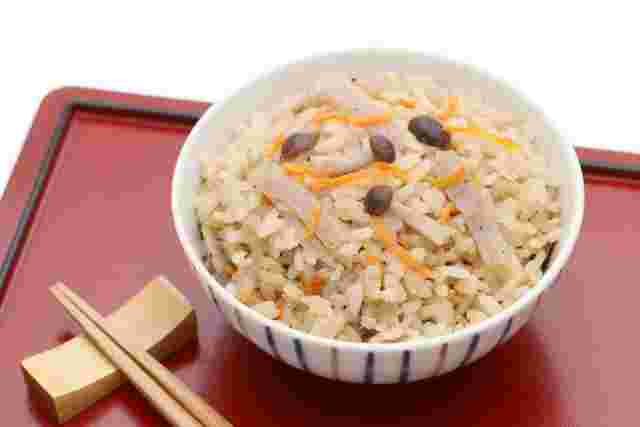 炊き込みご飯と箸