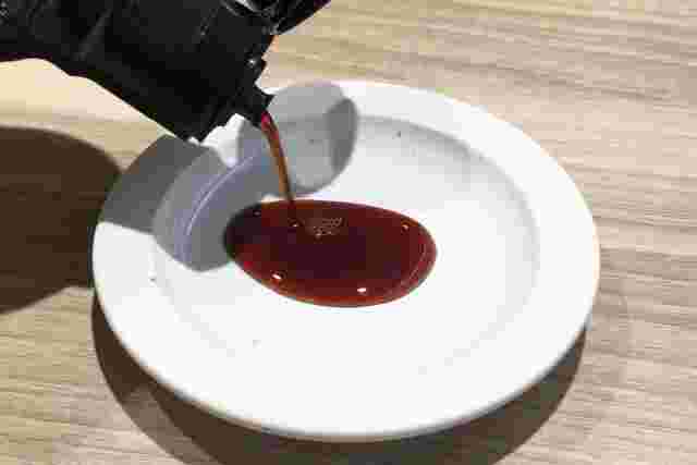 醤油さしから小皿に注がれる醤油