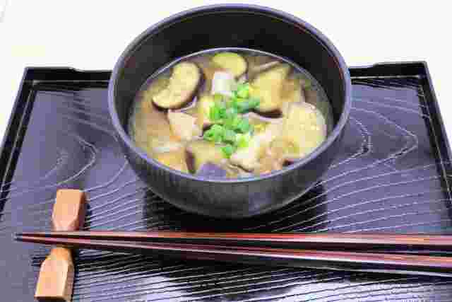 ナスの味噌汁と箸