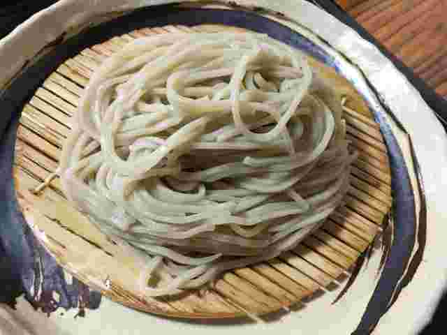ザルに乗った茹でた生そば