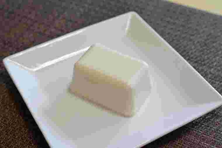 皿に乗った豆腐