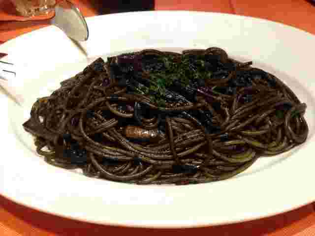 イカ墨を使ったパスタ