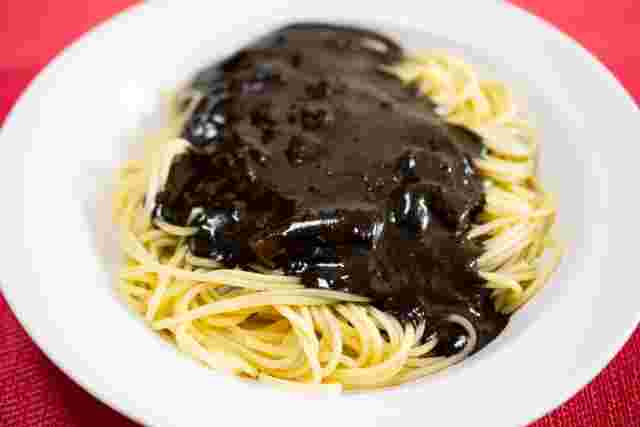 イカ墨ソースをかけたパスタ
